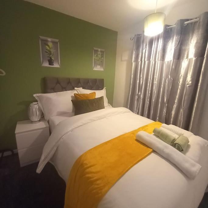 Golden Plush Suites - Beautiful Luxury 3 Bed House In Лестър Екстериор снимка