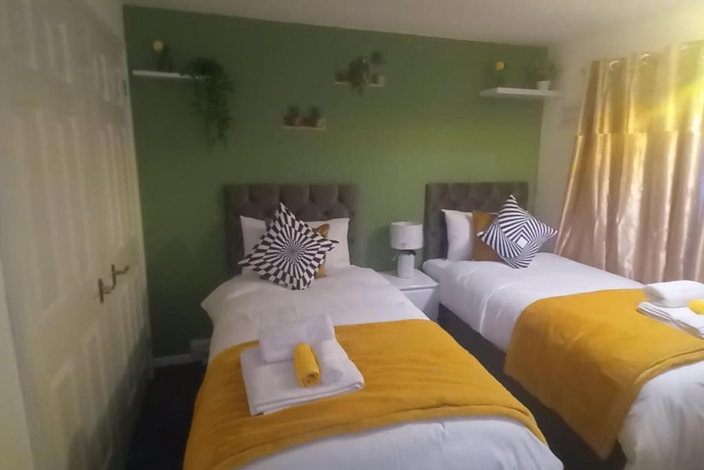 Golden Plush Suites - Beautiful Luxury 3 Bed House In Лестър Екстериор снимка